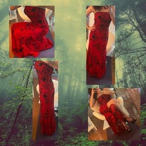 Cache Gala Gown, Iconic Red w Black Bead Accent.